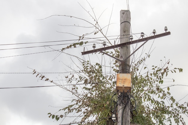 Rusty Elektryczne Skrzyżowanie Na Starej Drewnianej Słupie. Biegun Elektryczny. Drewniany Słup Z Ekranem Elektrycznym.