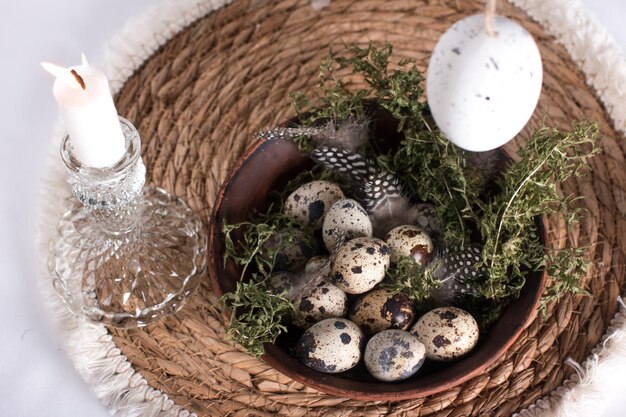 Rustyczne jaja przepiórki wielkanocnej w ceramicznej misce na stole Jasne Święto Wielkanocne