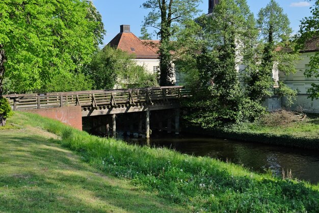 Rustyczny most nad rzeką