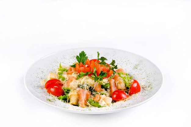 Rustykalna grecka sałatka z serem feta, oliwkami, pomidorami. wegetariańska kuchnia śródziemnomorska, na białym tle na białym tle.