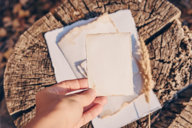 Zdjęcie rustykalna makieta zaproszenia na ślub w stylu vintage biała kartka papieru do prezentacji twojej sztuki