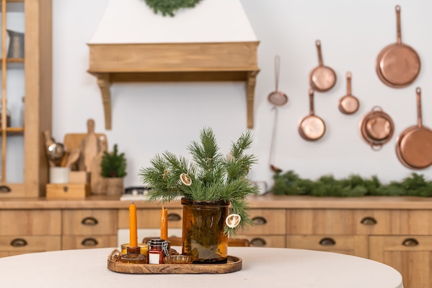 Rustykalne detale kuchenne na Boże Narodzenie. Rustykalne ustawienie stołu kuchennego i wystrój na nowy rok z bliska i kopia przestrzeń.