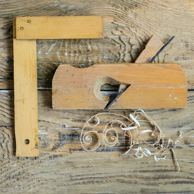 Rustykalne narzędzia do obróbki drewna na starym drewnianym stole Przestrzeń kopii widoku z góry