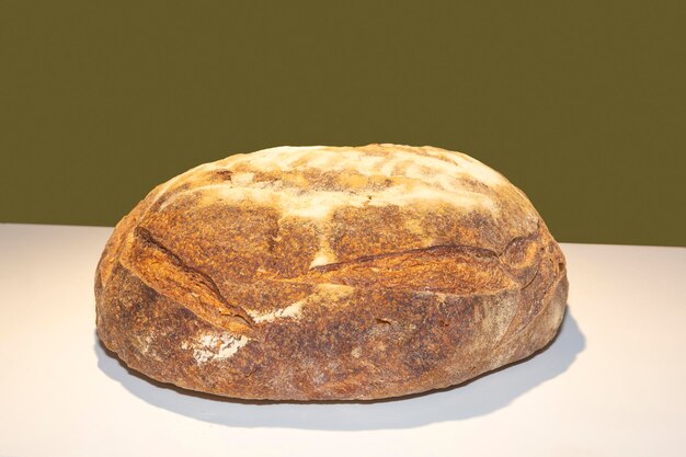 Rustykalny bochenek chleba na stole