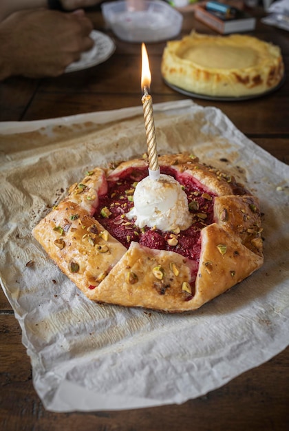Rustykalny domowy tort urodzinowy z malinowymi pistacjami i ciastem francuskim
