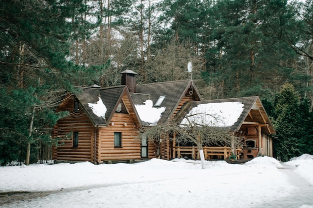 Zdjęcie rustykalny ślub w przytulnym drewnianym luksusowym domu w lesie
