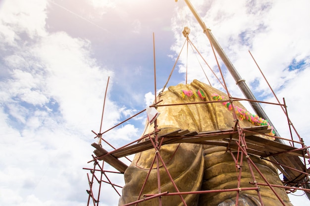 Rusztowanie do odbudowy lub naprawy starożytnego posągu Buddy na placach budowyrusztowanie do budowy