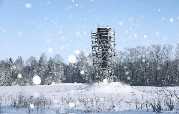Rusztowanie Wokół Wieży Ciśnień Na Polu Przed Lasem Podczas Burzy śnieżnej