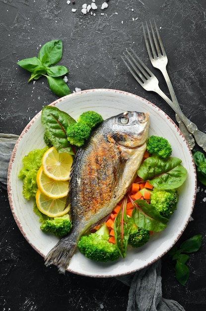 Ryba Dorado z grillowanymi warzywami Owoce morza Widok z góry Darmowe miejsce na kopię