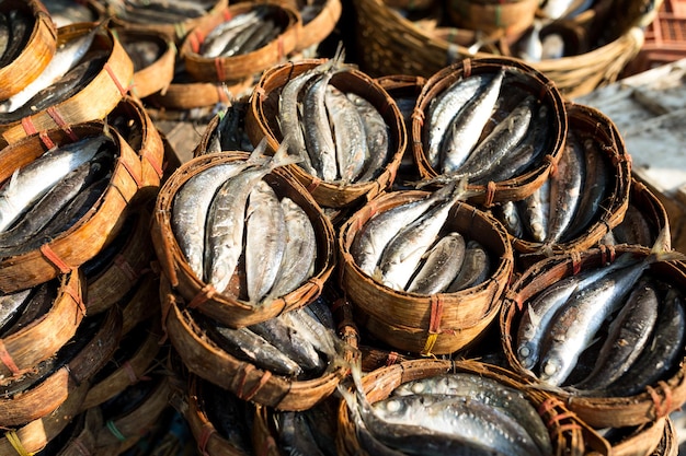 Ryba makreli w okrągłym bambusowym koszu