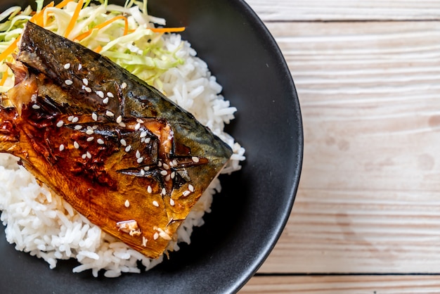 Ryba saba grillowana z sosem teriyaki na misce z ryżem