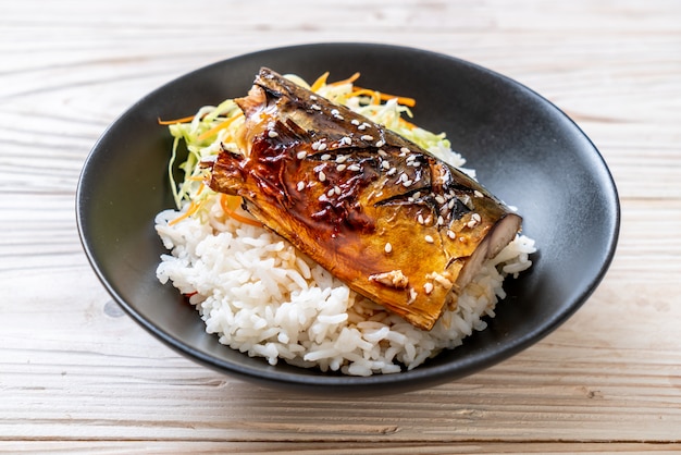 Ryba saba grillowana z sosem teriyaki na misce z ryżem