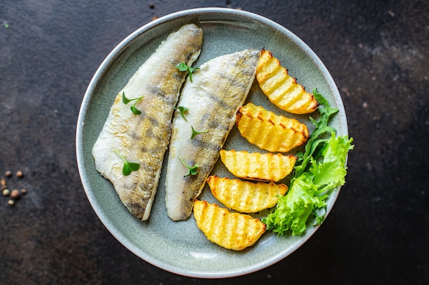 Ryba smażony ziemniak drugie danie sandacz ryba świeże owoce morza posiłek przekąska kopia przestrzeń jedzenie