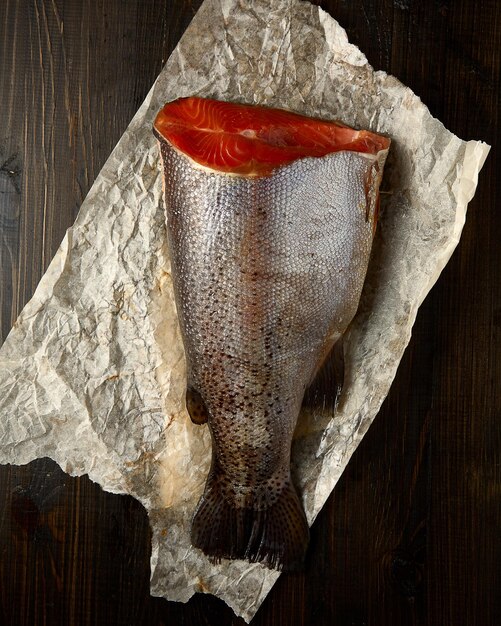 Ryba z wędzonego łososia na rustykalnym tle