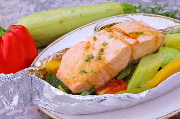ryba zapiekana z warzywami gotowana na parze w foliowym menu dla smakoszy
