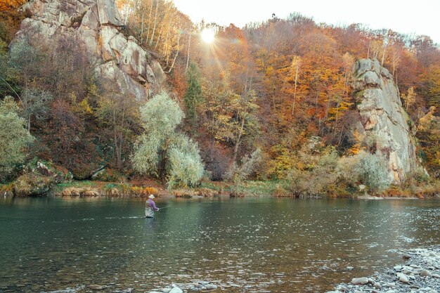 Rybacy Jesienią Na Górskiej Rzece.