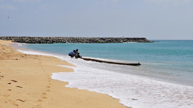 Rybacy z Tamilnadu otrzymują swoją drewnianą łódź lub katamaran do łowienia w Zatoce Bengalskiej