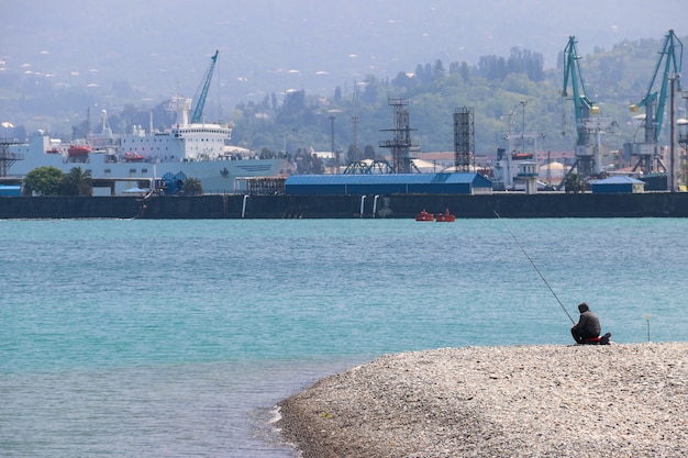 Rybak Z Wędką W Pobliżu Portu Towarowego W Batumi W Gruzji