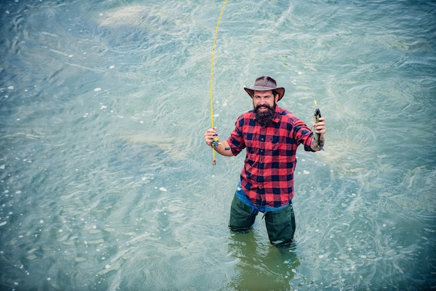 Rybak złowił rybę Mężczyzna łowiący ryby na rzece Podekscytowany zdumiony rybak w wodzie łowiący pstrągi widok z góry