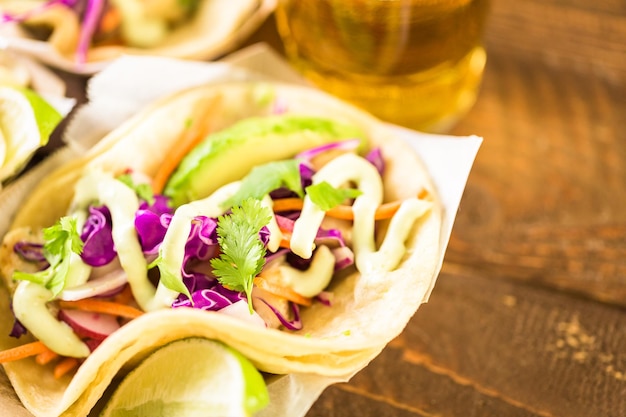 Zdjęcie rybne tacos uliczne z dorszem w tacce z makulatury.