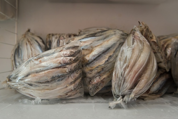 Ryby na sprzedaż zapakowane w plastikowe torby wewnątrz zamrażarki