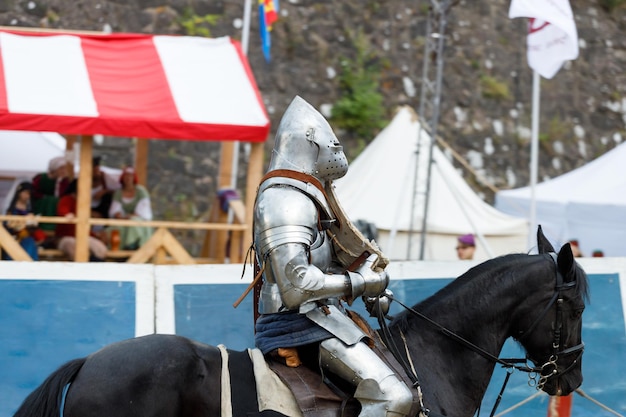 Rycerz w średniowiecznej zbroi na koniu. Zdjęcie wysokiej jakości