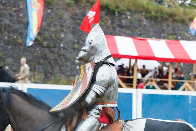 Rycerz w średniowiecznej zbroi na koniu. Zdjęcie wysokiej jakości