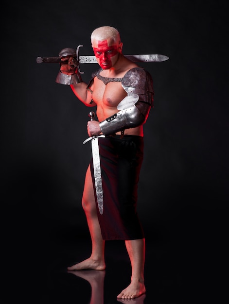 Zdjęcie rycerz z mieczem na ciemnoczerwonym tle