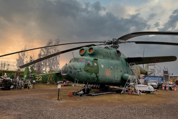 RYGA, ŁOTWA - 10 6 marca 2021: Ogromny śmigłowiec Mil Mi-6 Heavy Lift, nazwa kodowa NATO „Hak”, wyświetlany w Muzeum Lotnictwa w Rydze