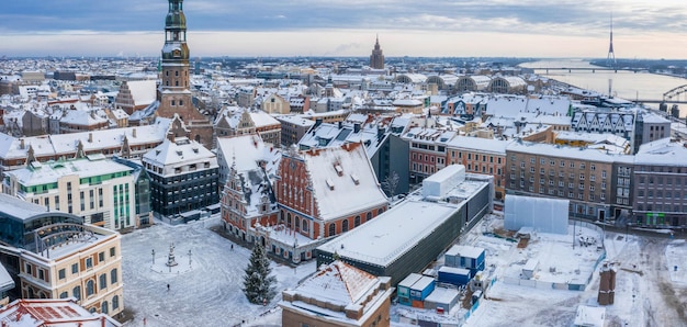 Ryga, Łotwa - 10 stycznia 2021: Plac Ratuszowy w Rydze. Dom Czarnogłowych. Pierwotny budynek został wzniesiony dla Bractwa Czarnogłowych, cechu niezamężnych kupców niemieckich w Rydze