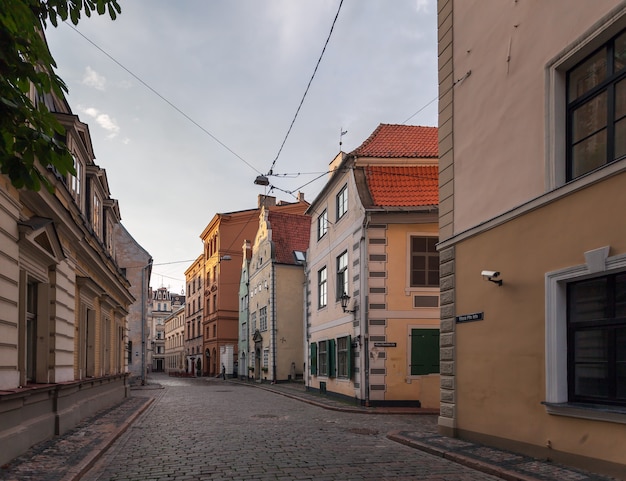 Ryga, Łotwa - 22 lipca 2011: Architektura starej Rygi wcześnie rano. Ryga jest stolicą i największym miastem Łotwy, powszechnie znanym ze względu na wyjątkową średniowieczną i gotycką architekturę