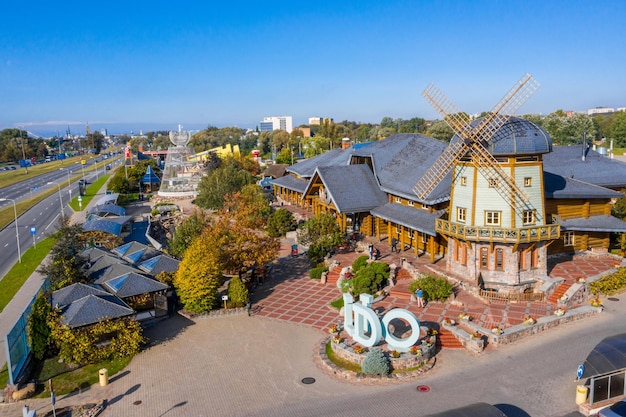 Ryga, Łotwa. 24 lipca 2020. Piękny letni nastrój w restauracji „Lido” z ogromną instalacją ozdobioną lampkami led. Widok z lotu ptaka na restaurację "Lido".