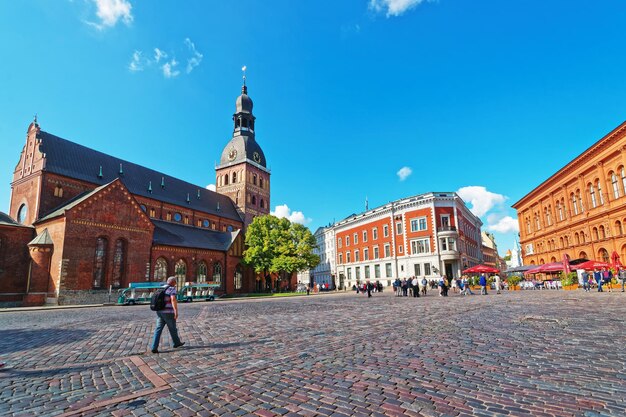 Ryga, Łotwa - 3 września 2014: Ludzie na placu Dome z katedrą w Rydze w historycznym centrum starego miasta Ryga, Łotwa.