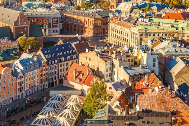 ryga łotwa widok z wieży kościoła św Piotra na stare historyczne centrum miasta