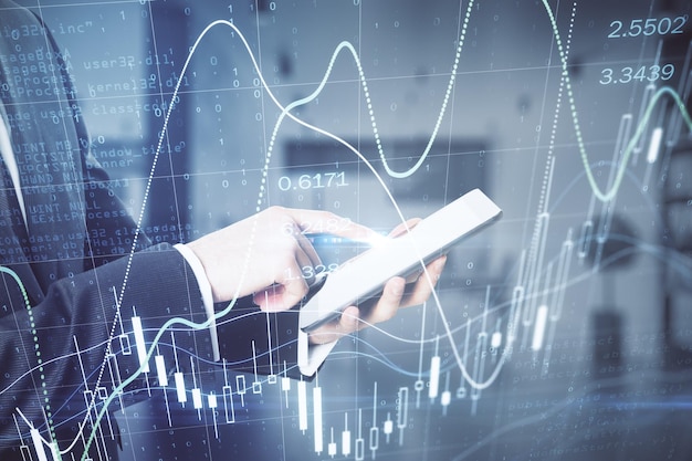 Rynek inwestycyjny Forex z biznesmenem pracującym na cyfrowym tablecie i cyfrowym ekranie z wykresami giełdowymi świecznik i diagram