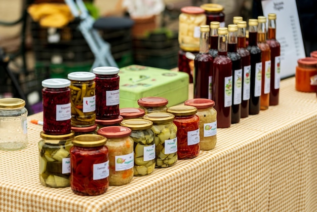 Rynek Jesienne sezonowe marynowane lub sfermentowane kolorowe warzywa w szklanych słoikach