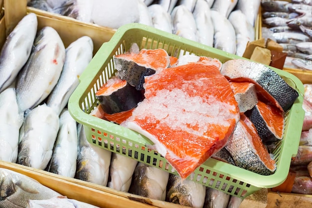 Rynek owoców morza i surowych ryb. Zdjęcie koncepcji żywności.