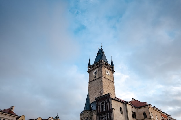 Rynek Starego Miasta to serce czeskiej Pragi z wieloma kościołami, starymi domami, ratuszem i praskimi dzwonkami