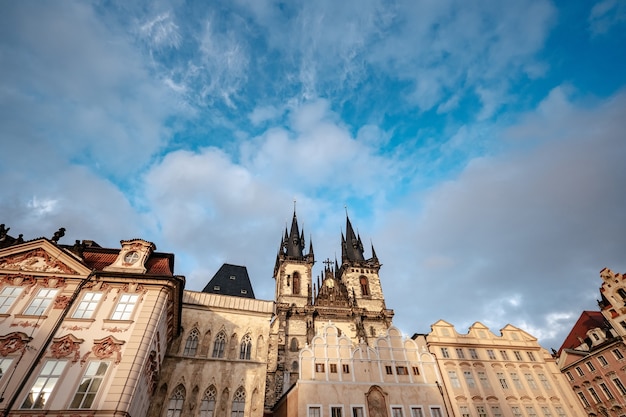 Rynek Starego Miasta to serce czeskiej Pragi z wieloma kościołami, starymi domami, ratuszem i praskimi dzwonkami