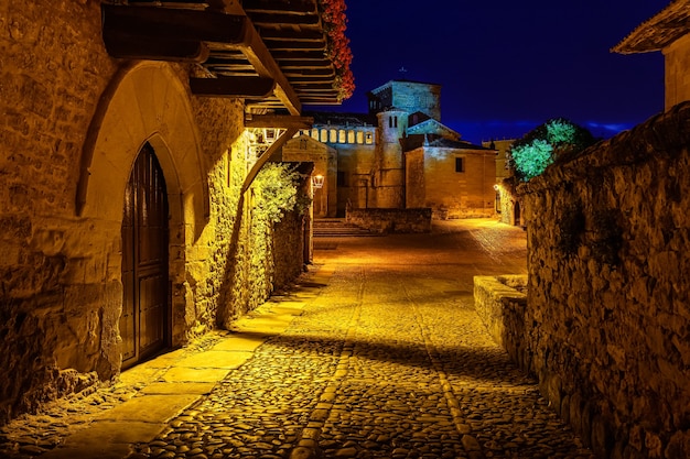 Rynek Starego Miasta W Nocy Z łukowymi Drzwiami. Santillana Del Mar, Santander.