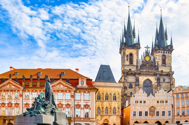 Rynek Starego Miasta w Pradze Czarownica Kościół Najświętszej Marii Panny i Pomnik Jana Husa w