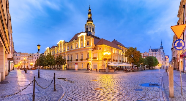 Rynek w czasie porannej niebieskiej godziny na starym mieście w świdnickiej śląsku polska