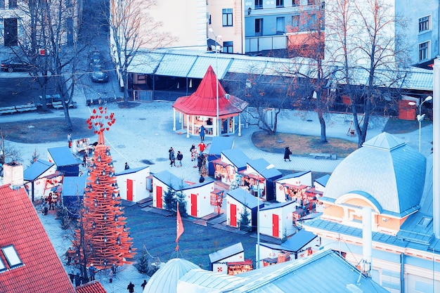 Ryski Stary Rynek z choinką i turystami wieczorem