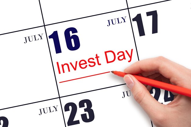 Rysowanie linii czerwonej i pisanie tekstu Dzień Inwestycji w dniu kalendarzowym 16 lipca Koncepcja biznesowa i finansowa