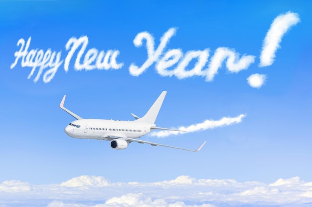 Rysowanie przez smugę pary wodnej samolotu w błękitne niebo. Koncepcja szczęśliwego nowego roku.