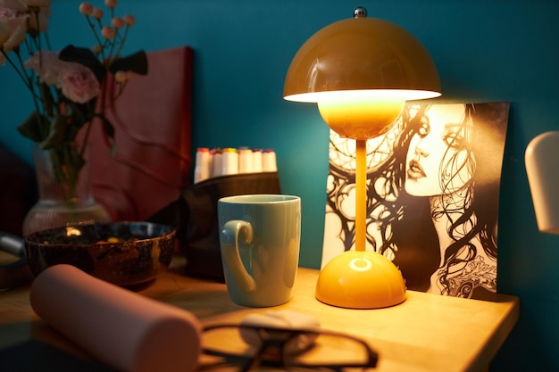 Rysunek i lampa na roztrzaskanym stole