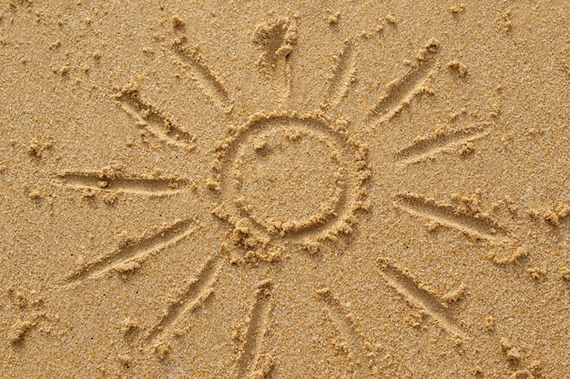 Rysunek słońca na piasku
