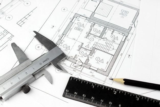 Rysunki konstrukcyjne i narzędzia do planowania. Zbliżenie: plan rysowania inżyniera architekta.