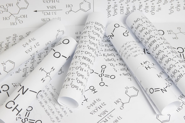 rysunki papierowe wzorów chemicznych pierwiastków