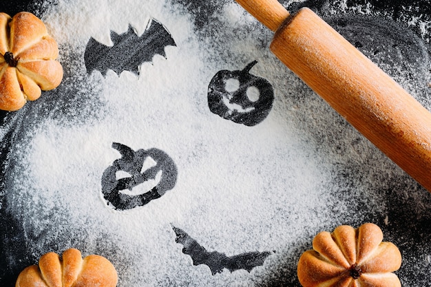 Rysunkowy Halloweenowy bani głowy dźwigarki lampion i nietoperz na pszenicznej mąki tle